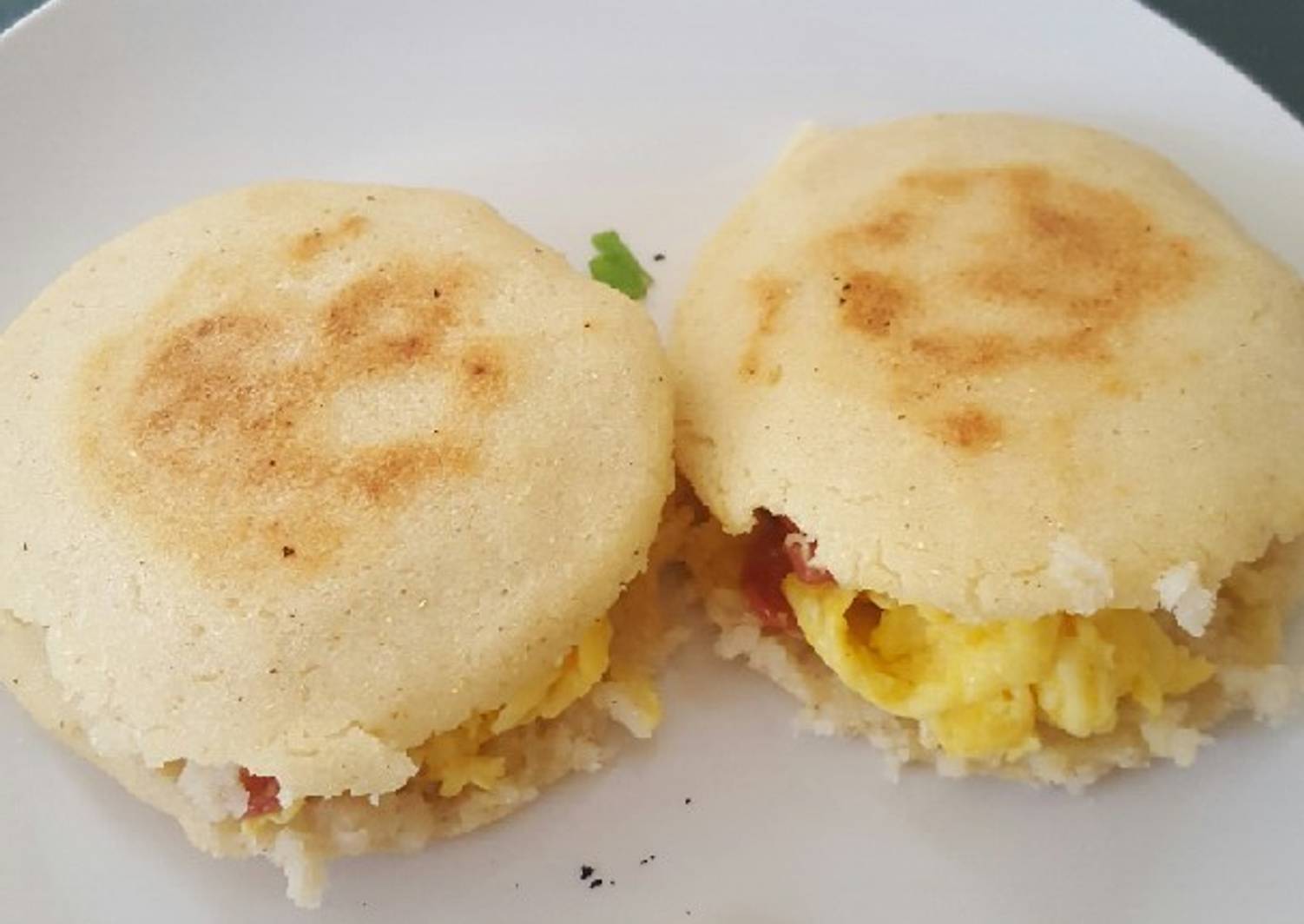 Arepa con huevo y salchicha venezolana Receta de Alianny D Rivera. Cookpad
