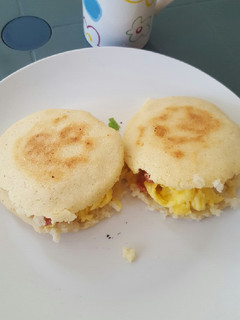 Una foto de Arepa con huevo y salchicha venezolana