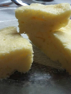 Una foto de Torta de limón en taza (mug cake)