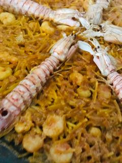 Una foto de Fideuà de galeras y gambitas, al azafrán