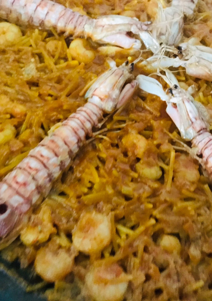 Una foto de Fideuà de galeras y gambitas, al azafrán