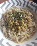 Tallarines de arroz con salsa de coco al curry