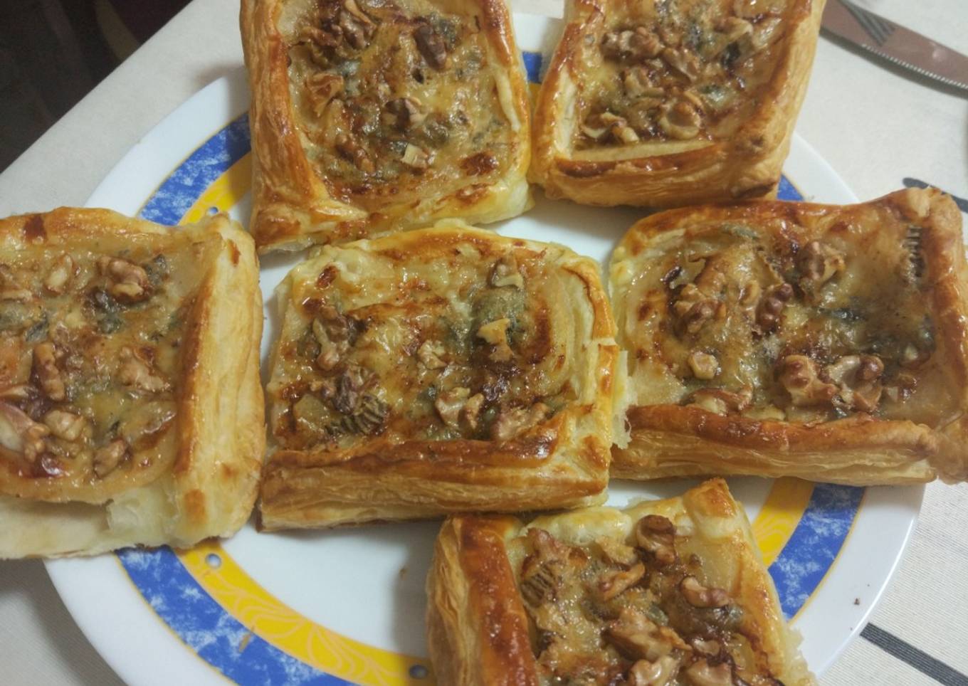 Hojaldre con gorgonzola y pera
