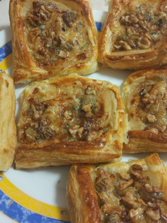 Una foto de Hojaldre con gorgonzola y pera