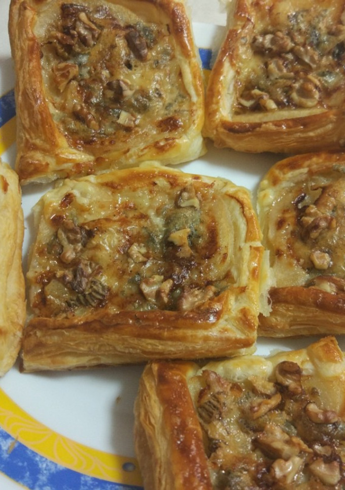 Una foto de Hojaldre con gorgonzola y pera