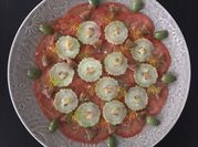Una foto de abadejo con tomate