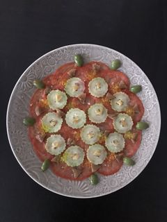 Una foto de Carpaccio de tomate, alficoz, salazones y caviaroli