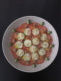 Una foto de Carpaccio de tomate, alficoz, salazones y caviaroli