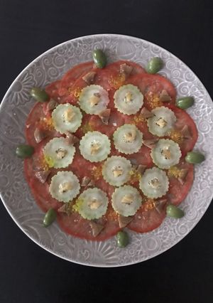 Una foto de Carpaccio de tomate, alficoz, salazones y caviaroli