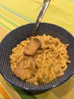 Una foto de Fideos con atún