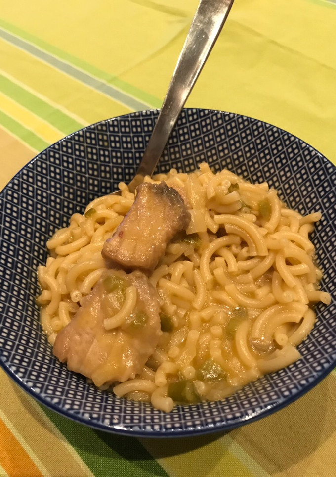 Una foto de Fideos con atún