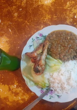 Una foto de Pollo al horno, con menestra de lenteja!! EXQUISITO