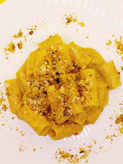 Foto di Mezzi rigatoni con speck e pesto di pistacchi