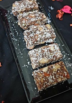 प्रोटीन बार (Protein Bar recipe in Hindi) रेसिपी मुख्य फोटो