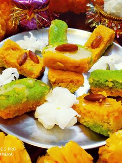 नारियल की तिरंगी  बर्फी (nariyal  ki tirangi barfi recipe in hindi) रेसिपी मुख्य फोटो