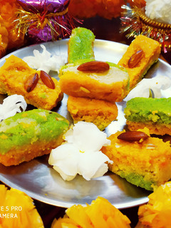 नारियल की तिरंगी  बर्फी (nariyal  ki tirangi barfi recipe in hindi) रेसिपी मुख्य फोटो