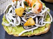 Una foto de canapés con gulas