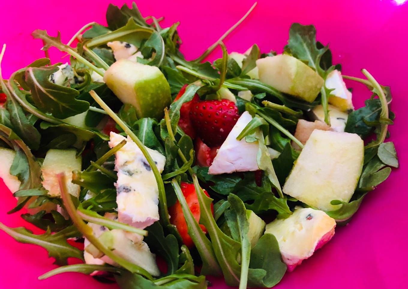 Ensalada de rúcula, queso azul, manzana y fresa