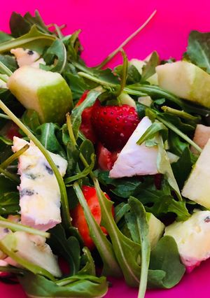 Foto principal de Ensalada de rúcula, queso azul, manzana y fresa