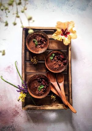 એગ્લેસ્સ ચોકલેટ બોરબોન મુઝ (Egg less Chocolate BornBorn Mousse Recipe In Gujarati) રેસીપી મુખ્ય ફોટો