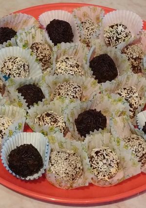 Aszalt szilvás-diós golyók recept fotója