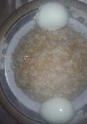 صورة لوصفة الأرز حبة وحبة مع بيض مسلوق