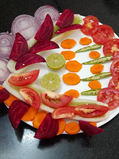 मिक्स वेजिटेबल सलाद (Mix vegetable salad recipe in hindi) रेसिपी मुख्य फोटो