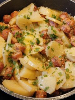 Una foto de Chorizos criollos a la sidra con patatas panadera