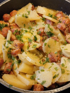 Una foto de Chorizos criollos a la sidra con patatas panadera