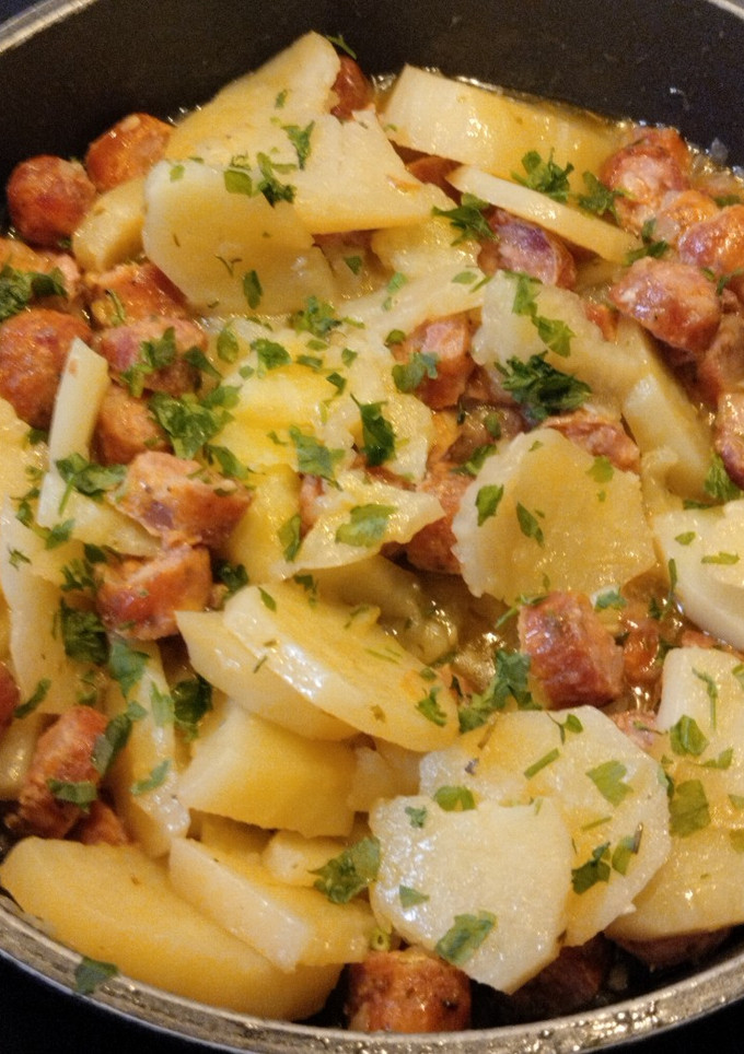 Una foto de Chorizos criollos a la sidra con patatas panadera
