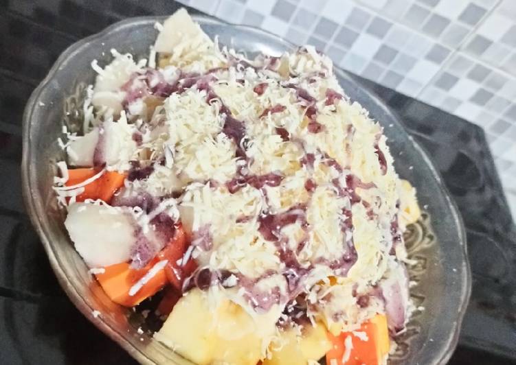 Salad buah saos blueberry