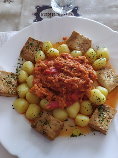 Una foto de Ñoquis con atún tomate y tofu