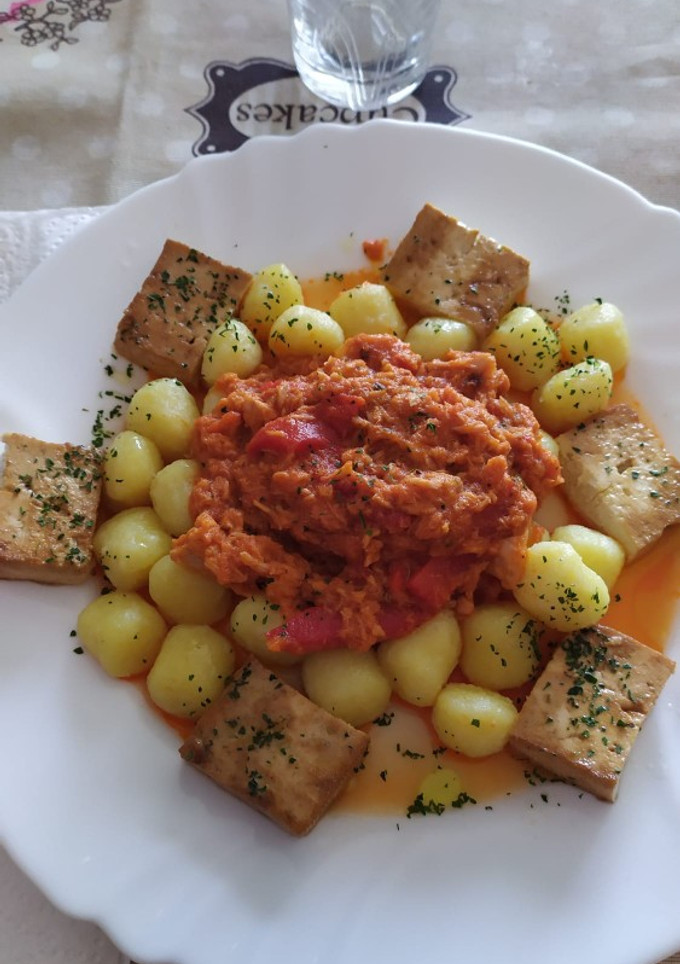 Una foto de Ñoquis con atún tomate y tofu
