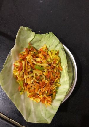 કોબી ગાજર મરચા નો સંભારો (Cabbage carrot mirch salad Recipe in Gujarati) રેસીપી મુખ્ય ફોટો