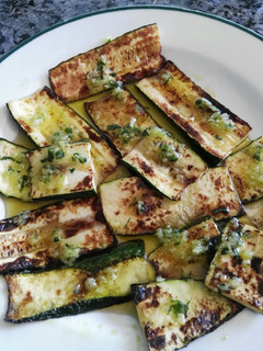 Una foto de Calabacín a la plancha con ajo y albahaca