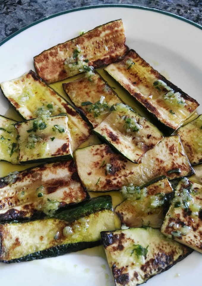 Una foto de Calabacín a la plancha con ajo y albahaca