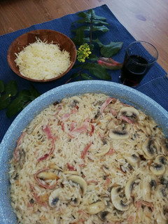 Una foto de Arroz dorado con jamón cocido y champiñones