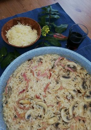 Una foto de Arroz dorado con jamón cocido y champiñones