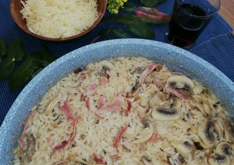 Arroz dorado con jamón cocido y champiñones