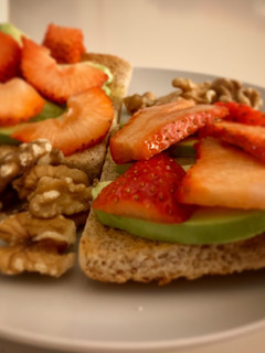 Una foto de Tostadas con aguacate y fresa ¡merienda o desayuno de 10!