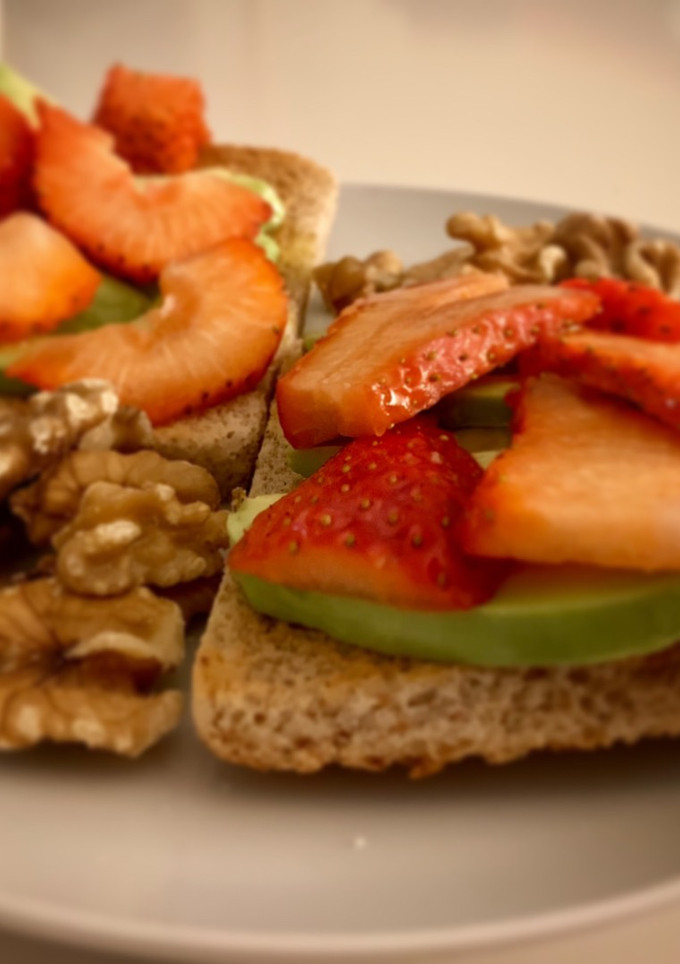 Una foto de Tostadas con aguacate y fresa ¡merienda o desayuno de 10!