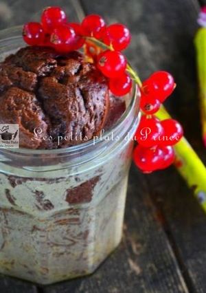 Une photo de Cake choco carambar dans un bocal