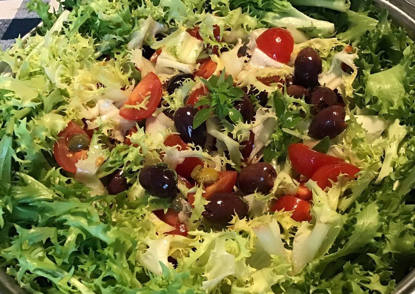 Recipe of Quick Salade de frisée aux tomates cerises,olives et câpres