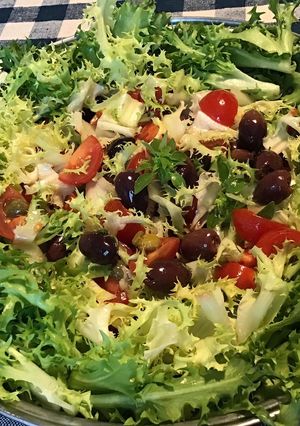 Une photo de Salade de frisée aux tomates cerises,olives et câpres