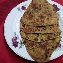 A picture of Methi paratha.