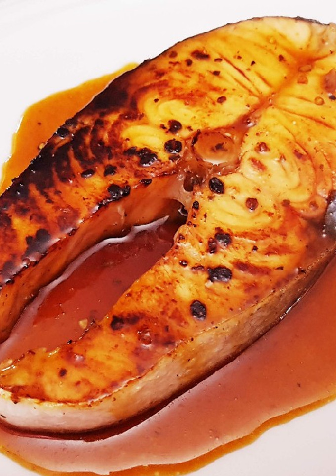 Una foto de Salmón a la plancha con salsa de soja y miel