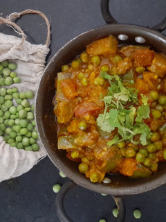 વટાણા રીંગણ નું શાક (Vatana Ringan Shak Recipe In Gujarati) રેસીપી મુખ્ય ફોટો