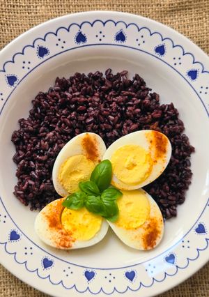 Una foto de Huevos cocidos con arroz Venere, negro o prohibido 🍚 🖤 🥚 🌱