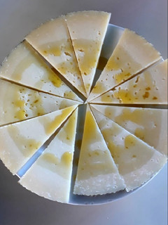 Una foto de Queso acompañado de aceite picante
