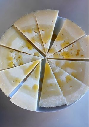 Una foto de Queso acompañado de aceite picante